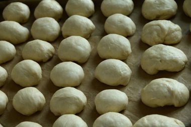 Ahşap bir kasede çiğ ekmek. Bölümde ham hamur.