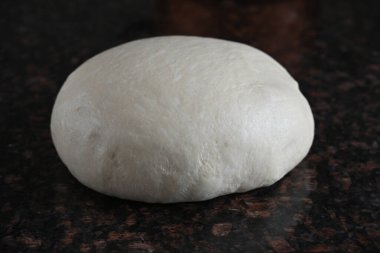 Ahşap bir kasede çiğ ekmek. Bölümde ham hamur.