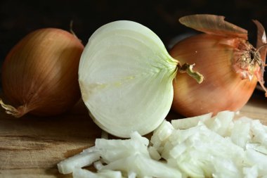 Masada dilimlenmiş beyaz soğan
