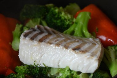 Kızartma tavasında sebze güveci ve balık