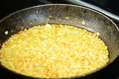 Kızarmış tavada kızarmış soğan.