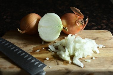 Masada dilimlenmiş beyaz soğan