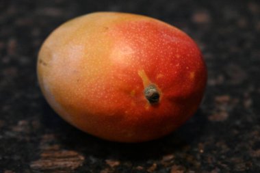 Masada dilimlenmiş sulu mango