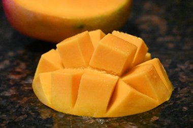 Masada dilimlenmiş sulu mango