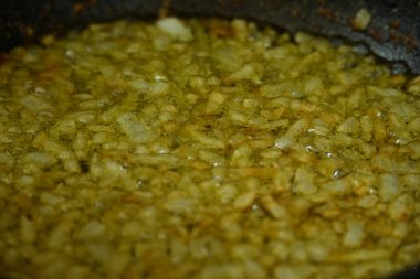 Kızarmış tavada kızarmış soğan.