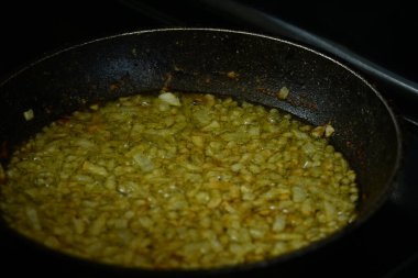 Kızarmış tavada kızarmış soğan.