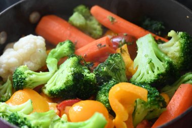 Kızartma tavasında sebze güveci