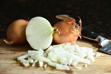 Masada dilimlenmiş beyaz soğan