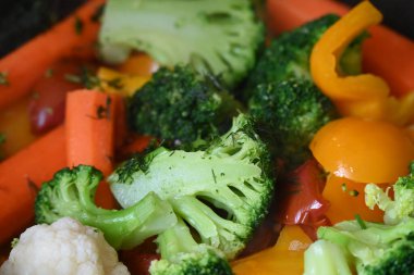 Kızartma tavasında sebze güveci