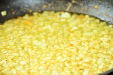 Kızarmış tavada kızarmış soğan.