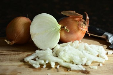 Masada dilimlenmiş beyaz soğan