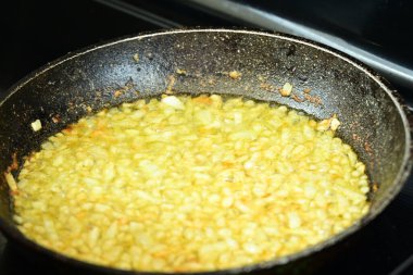 Kızarmış tavada kızarmış soğan.