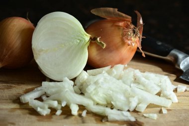 Masada dilimlenmiş beyaz soğan