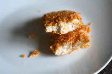 Ekmekte kızarmış tavuk nugget.