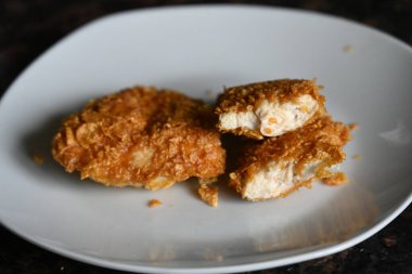 Ekmekte kızarmış tavuk nugget.