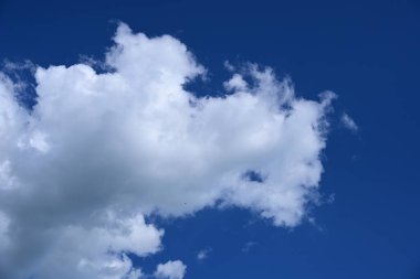 Mavi gökyüzü bulutlara yakın güzel mavi gökyüzü ve beyaz bulutlar