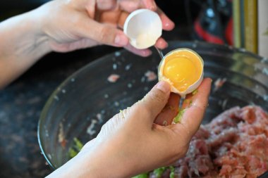 Aşçı yumurtaları kıymaya çevirir.,
