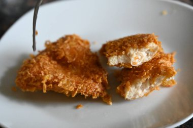 Ekmekte kızarmış tavuk nugget.