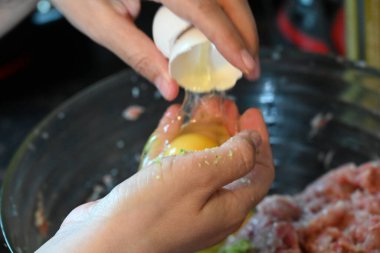 Aşçı yumurtaları kıymaya çevirir.,