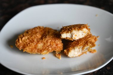 Ekmekte kızarmış tavuk nugget.