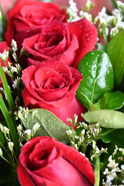 Güzel bir buket kırmızı gül