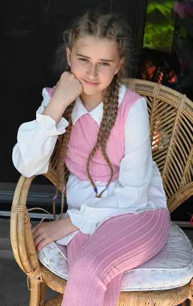 Yazın açık havada küçük bir kızın portresi Güzel sarışın bir kız açık havada,