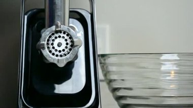 Kıyma makinesi ve masada et