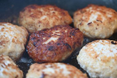 Elle kızartılmış pirzola.