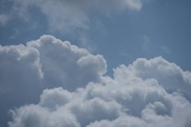  Güzel mavi gökyüzü ve beyaz bulutlar