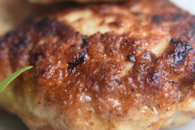 Bir tabak kızarmış pirzola,