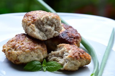 Bir tabak kızarmış pirzola,