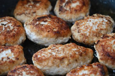 Elle kızartılmış pirzola.