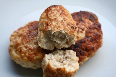 Bir tabak kızarmış pirzola,