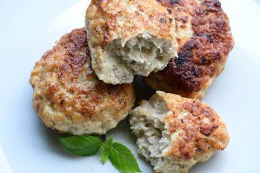 Bir tabak kızarmış pirzola,