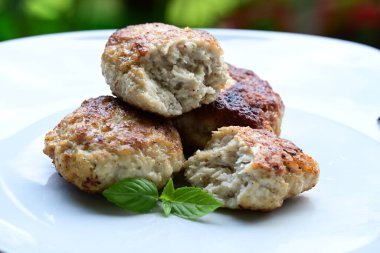 Bir tabak kızarmış pirzola,