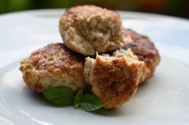 Bir tabak kızarmış pirzola,