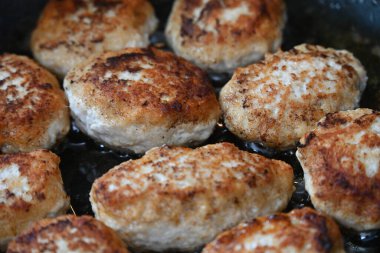 Elle kızartılmış pirzola.