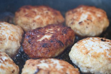 Elle kızartılmış pirzola.