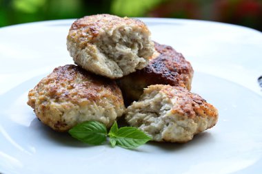 Bir tabak kızarmış pirzola,