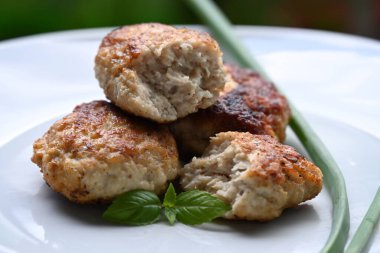 Bir tabak kızarmış pirzola,