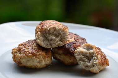 Bir tabak kızarmış pirzola,