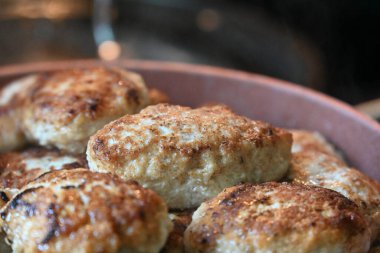 Bir tabak kızarmış pirzola,