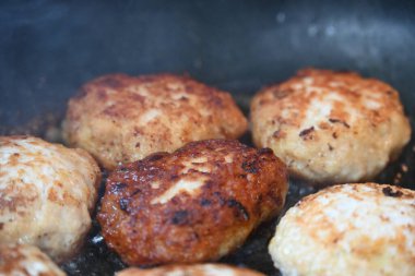 Elle kızartılmış pirzola.