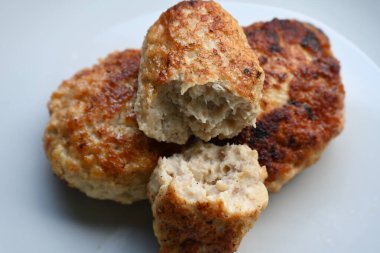 Bir tabak kızarmış pirzola,