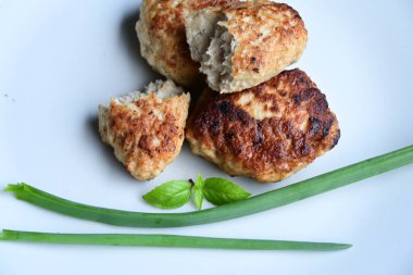 Bir tabak kızarmış pirzola,