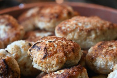 Bir tabak kızarmış pirzola,