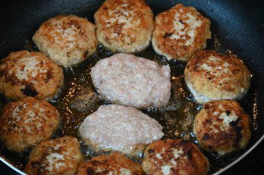 Elle kızartılmış pirzola.