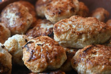 Bir tabak kızarmış pirzola,