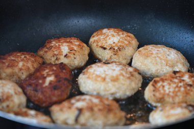 Elle kızartılmış pirzola.