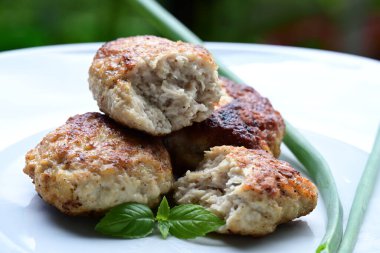 Bir tabak kızarmış pirzola,